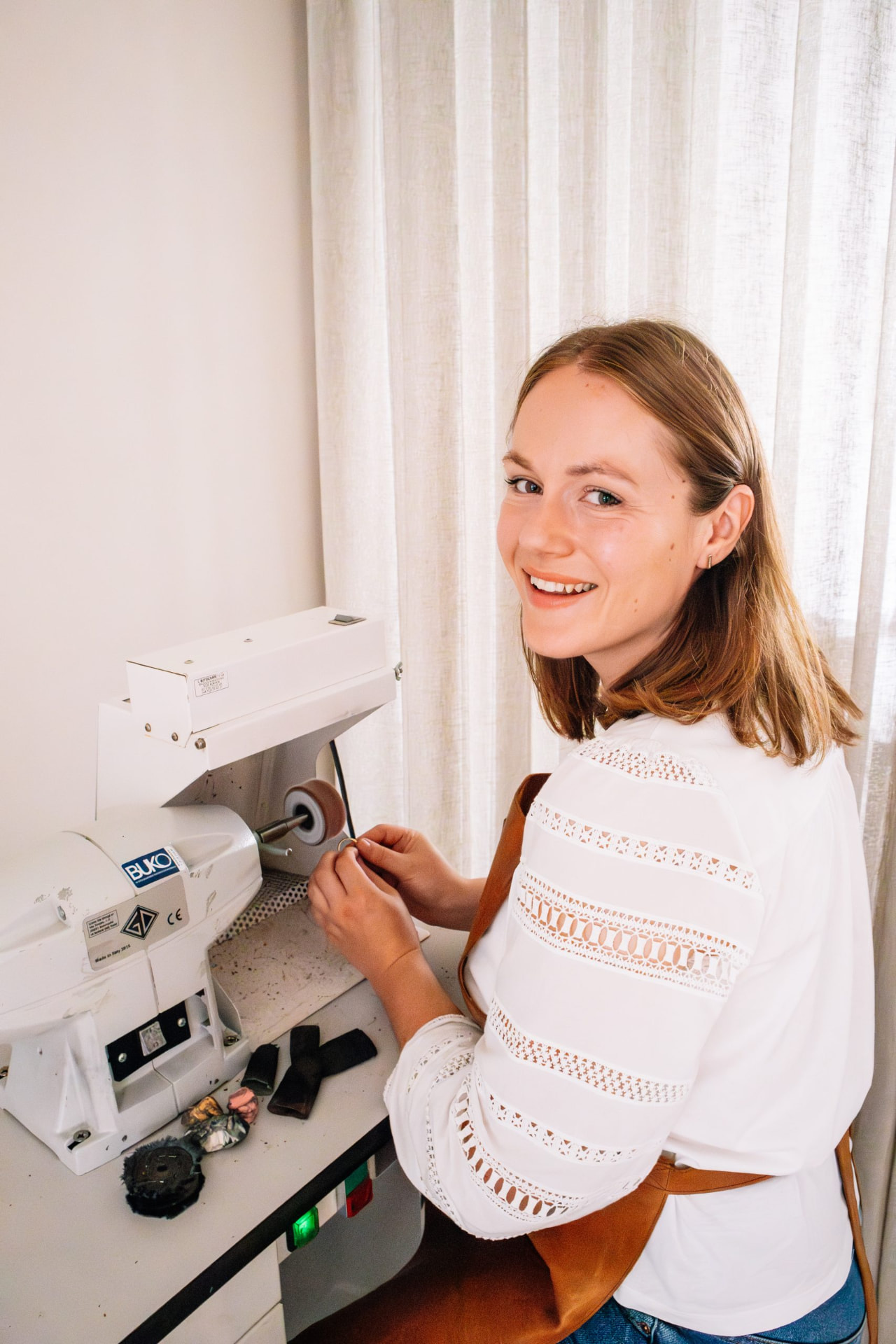 Marjolein polijst een ring in het atelier